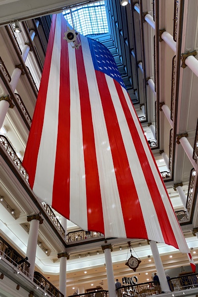 USA Flagge, welche über all hängt.