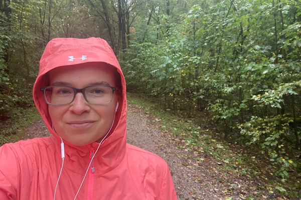Spaziergang im Wald bei Regen